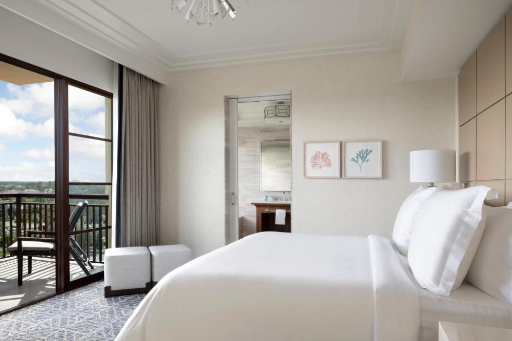 Golden Oak View Accessible Suite king interior